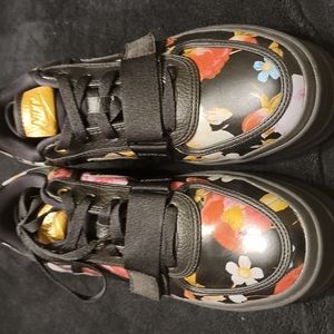 Woman's Nike Floral Platform shoes
